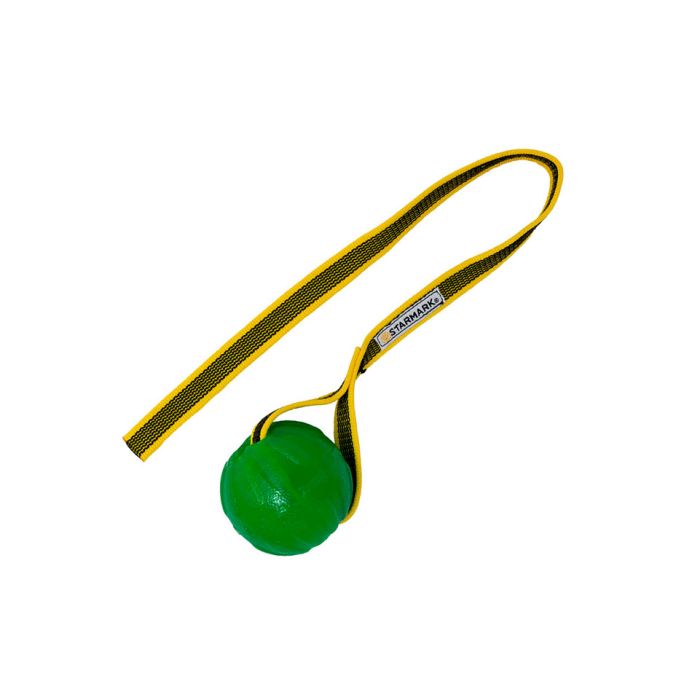 Pelota Starmark Gripcord Chew verde con cuerda amarilla y negra estirada sobre fondo blanco