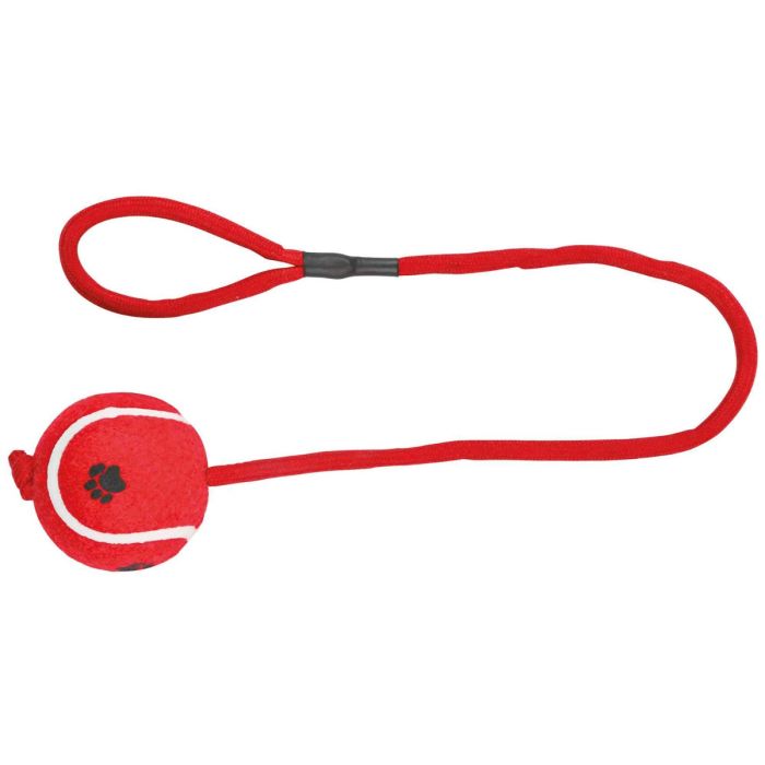 Pelota de tenis roja con cuerda larga y asa de mano para perros de la marca Trixie sobre fondo blanco.