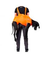 Persona transportando a un perro con un arnés de rescate naranja Non-stop Dog rescue sling.