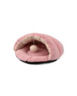Cama cueva rosa de Nayeco para perros pequeños y gatos, con interior de borreguito y pelota de juguete colgando.