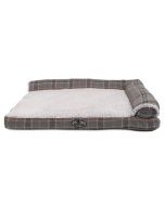 Cama para perro tipo sofá modelo Ibáñez Rest con estampado de cuadros grises y una suave superficie de descanso de felpa.