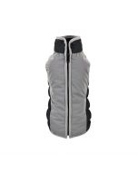 Chaqueta acolchada para perro de la marca Nayeco, de color gris reflectante con paneles laterales negros y cremallera frontal, ideal para paseos nocturnos.