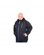 Hombre con chaqueta de invierno Sporthund negra y azul para adiestramiento canino profesional.