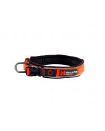 Collar para perro acolchado naranja marca Non-stop dogwear modelo Roam con cierre de seguridad y bandas reflectantes sobre fondo blanco