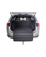 Protector de parachoques Trixie color negro, desplegado sobre la defensa de un coche familiar gris para protegerlo mientras sube un perro al maletero.