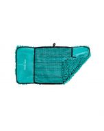 Toalla de microfibra turquesa para perros Artero Noodles Rumba extendida mostrando textura de fideos y bolsillos laterales