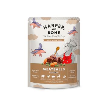 Pouch de comida húmeda para perros Harper & Bone Wild Mountain, con albóndigas de jabalí, cerdo y otras carnes.