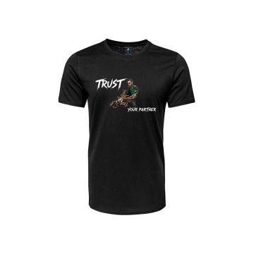 Hombre tatuado con camiseta negra Trust Your Partner de Zona K9