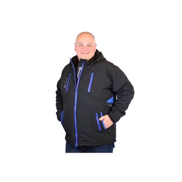 Hombre con chaqueta de invierno Sporthund negra y azul para adiestramiento canino profesional.