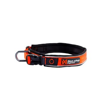 Collar para perro acolchado naranja marca Non-stop dogwear modelo Roam con cierre de seguridad y bandas reflectantes sobre fondo blanco