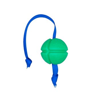 Primer plano de la pelota de caucho natural verde petKORE FloTek mostrando las ranuras de aire patentadas y la correa azul anudada