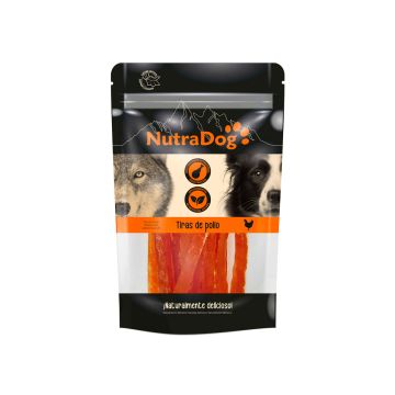 Envase frontal de snacks NutraDog tiras de pollo mostrando cierre zip y distintivos de alta proteína sin colorantes