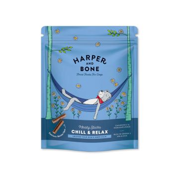 Bolsa de premios relajantes para perro Harper & Bone Chill & Relax, con una ilustración de un perro descansando en una hamaca.