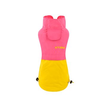 Chubasquero o impermeable para perro Nayeco XTRM de color fucsia y amarillo vibrante, con cuello alto, bolsillo y cordones ajustables.