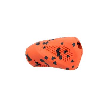 Juguete rellenable Non-stop dogwear Dog throw toy, color naranja, sujeto en una mano para mostrar su tamaño y textura.