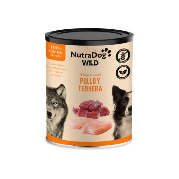 Lata de comida húmeda NutraDog WILD sabor Pollo y Ternera con sello de 100% carne fresca, sin granos y sin aditivos, mostrando pechuga de pollo y trozos de ternera fresca junto a un lobo y un perro border collie