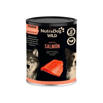 Lata negra de alimento húmedo NutraDog WILD PREMIUM sabor salmón con imagen de lobo, perro y filete de salmón fresco