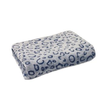 Manta polar Nayeco para perros plegada con diseño animal print azul