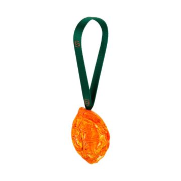 Juguete de caucho natural Herm Sprenger tortuga naranja y amarillo con asa de cinta verde para perros