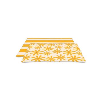 Colchoneta refrescante Nayeco Cool Pad con estampado de flores amarillas y reverso de rayas sobre fondo blanco