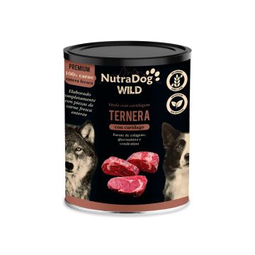 Lata negra de alimento húmedo para perros NutraDog Wild Premium sabor ternera con cartílago 400g junto a trozos de carne fresca y fotos de lobo y border collie