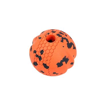 Pelota para perro Non-stop Dog ball, color naranja y negro, con textura de hexágonos y un agujero para pasar una cuerda.
