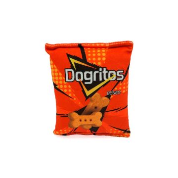 Juguete peluche para perros forma bolsa patatas Dogritos Bones fondo blanco