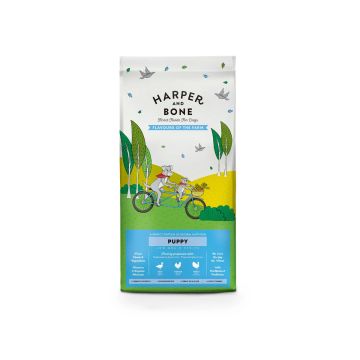 Bolsa de pienso para cachorros Harper & Bone Puppy Flavours of the Farm con una ilustración de dos perros en bicicleta.