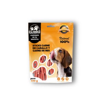 Envase frontal color naranja de 100g de los sticks de carne de caballo y res marca Quibro mostrando a un perro Beagle y ventana con forma de huella