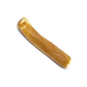 Stick masticable de colágeno con salmón NutraDog, textura densa color ámbar tostado fotografiado sobre fondo blanco puro
