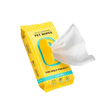 Paquete de toallitas Onlyfresh Pet Wipes 50 unidades con tapa rígida amarilla abierta mostrando la toallita de bambú