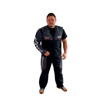 Figurante profesional vistiendo el traje de protección para adiestramiento canino HST Sport Race Kevlar en color negro con detalles estampados.