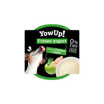 Helado de yogur para perros YowUp sabor pollo y manzana en su envase junto a un perro lamiéndose, una manzana verde y trozos de pollo.