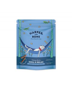 Bolsa de premios relajantes para perro Harper & Bone Chill & Relax, con una ilustración de un perro descansando en una hamaca.