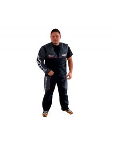 Figurante profesional vistiendo el traje de protección para adiestramiento canino HST Sport Race Kevlar en color negro con detalles estampados.